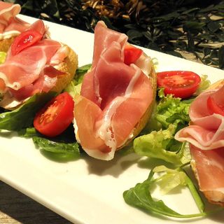 Брускети с прошуто и моцарела 