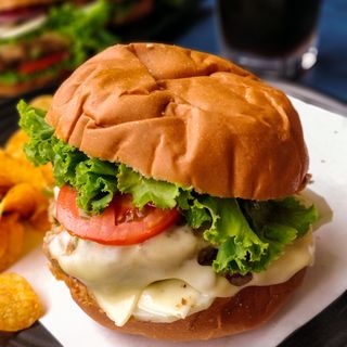 Бургер с яйце и топено сирене