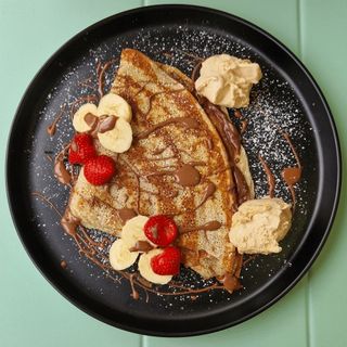 Палачинка с Нутела, ягоди, банан и сладолед