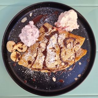 Палачинка с Нутела, банан и сладолед