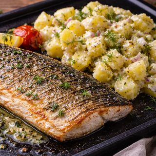 Филе от лаврак на плоча с картофена салата