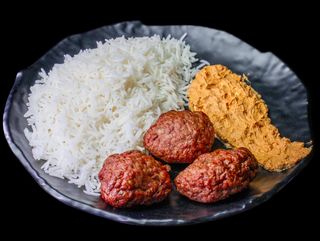 Телешки кюфтета чисти три броя с две гарнитури по избор (450г)