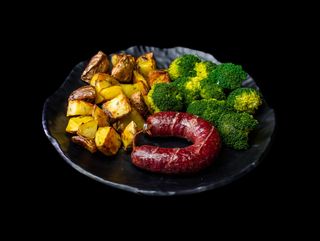 Телешки суджук един брой с две гарнитури по избор (450г)