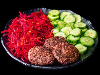 Пуешки кюфтета с чушка три броя с две гарнитури по избор (450г)