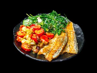 Лаврак филе два броя с две гарнитури по избор (450г)