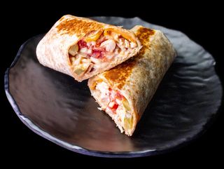 Тортила с пилешко с една гарнитура по избор