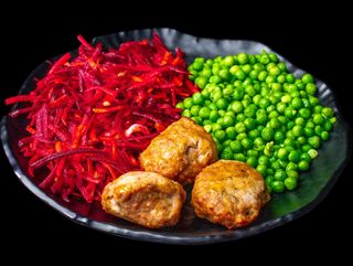 Пилешки кюфтета три броя с две гарнитури по избор (450г)