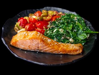 Сьомга филе един брой с две гарнитури по избор (450г)