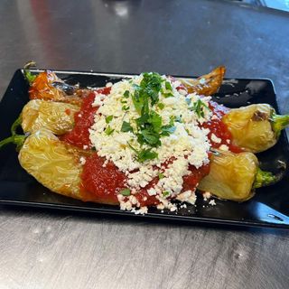 Пържени чушки с трошено краве сирене и доматен сос