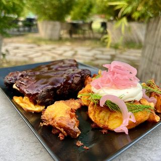 Глазирани ребра Иберико супени картофи и туршия от червен лук