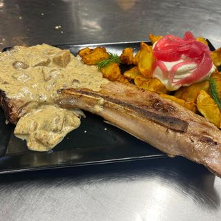 Свински котлет с чупени картофи, мус от филадефия и сос от манатарки