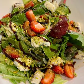 Салата Бокончино с горгонзола и ягоди