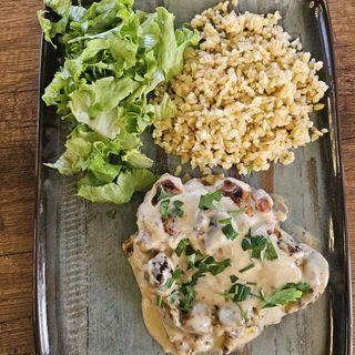 Пилешка пържола с гъбен сос