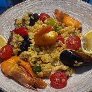 Паеля с морски дарове 