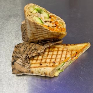 Пълнозърнеста тортила с пилешко филе, моцарела, зеленчуци