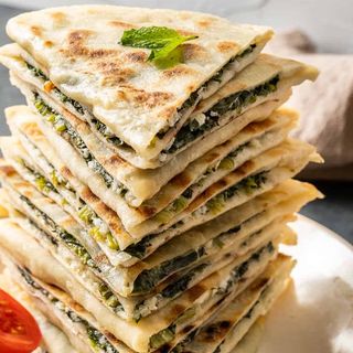 Гьозлеме с яйце, сирене и спанак