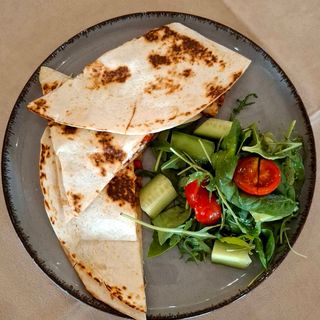 Кесадия с пиле и моцарела