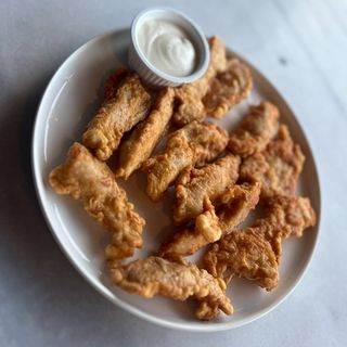 Панирани пилешки хапки с чеснов сос