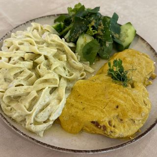 Пиле с къри и салата