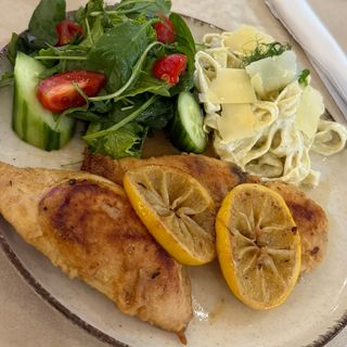 Пиле с лимонов сос