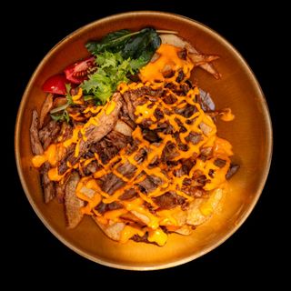 Пържени картофи с дърпано свинско и чедър сос