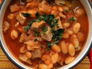 Боб с телешко месо