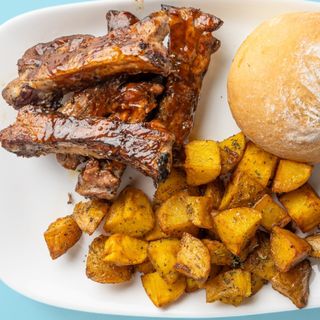 Свински ребра пикантни с гарнитура (специални кяртофи) + хлебче