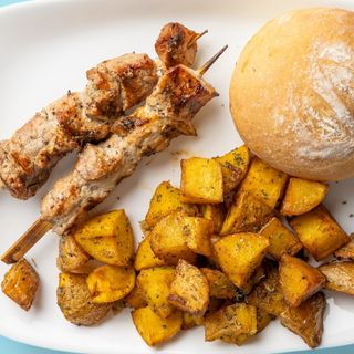 Свински шиш с гарнитура (специални картофи) + бонус хлебче