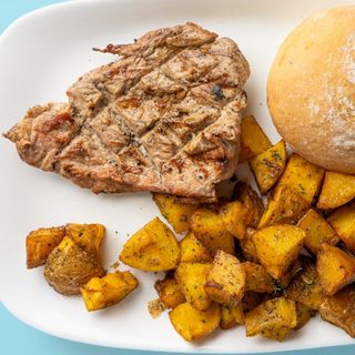 Свинско Бон филе с гарнитура  (специални картофи) + бонус хлебче