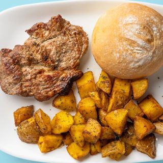 Вратна пържола с гарнитура  (специални картофи) + бонус хлебче