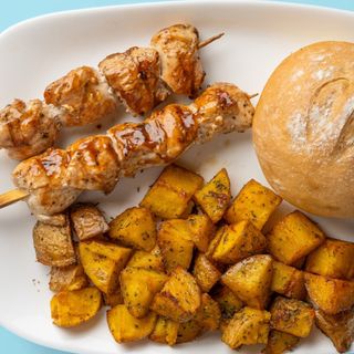 Пилешки шишчета с гаритура  (специални картофки) + бонус хлебче