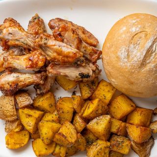 Пилешки крила с гарнитура  (специални картофи) + бонус хлебче
