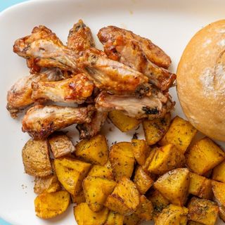 Пилeшки крила пикантни с гарнитура  (специални картофки) + хлебче