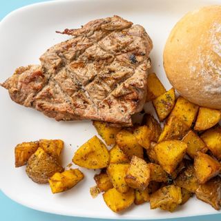 Всинко Бон Филе на ЖАР с специялни картофки. 