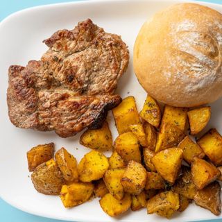 Вратна пържола на ЖАР с специялни картофки. 