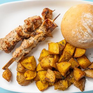 Свински шишчета на ЖАР с специялни картофки 