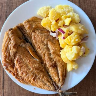 Скумрия пържена с гарнитура