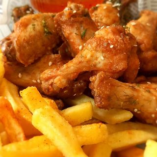 Пилешки бутчета 5 бр с пържени картофки