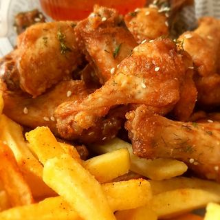 Пилешки бутчета 3 бр с пържени картофки