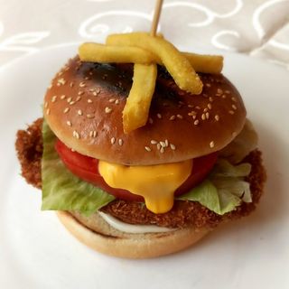 Пилешки бургер и пържени картофи 450 гр