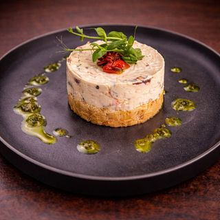 Солен чийзкейк със сушени домати брускети с пушена сьомга