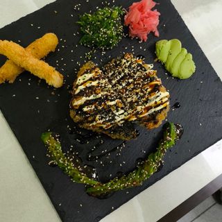 Суши бургер в темпура и сусам