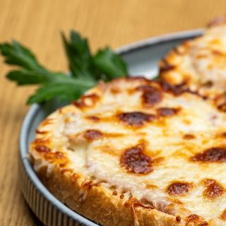 Сандвич с луканка и кашкавал