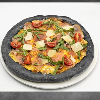 Пица с прошуто с активен въглен