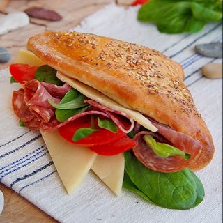 Джоб сандвич със кашкавал и свинско филе със подправка