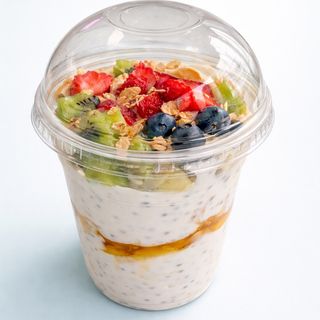 Йогурд със чия, мед и плодове