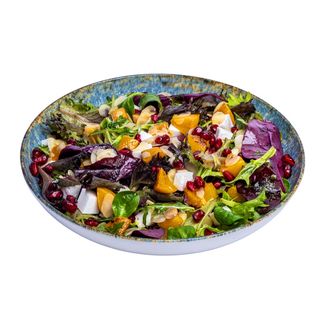 Свежа салата с праскови и нар