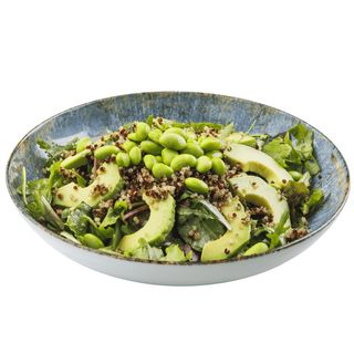 Свежа салата с киноа и едамаме