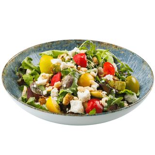 Свежа салата с козе сирене