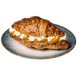 Пълнозърнест кроасан с праскови и крема сирене